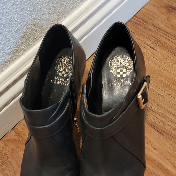 Vince Camuto Vonilesa Leather Kitten Almond Toe Buckle Ankle Bootie Size 9.5 - Picture 2 of 3
